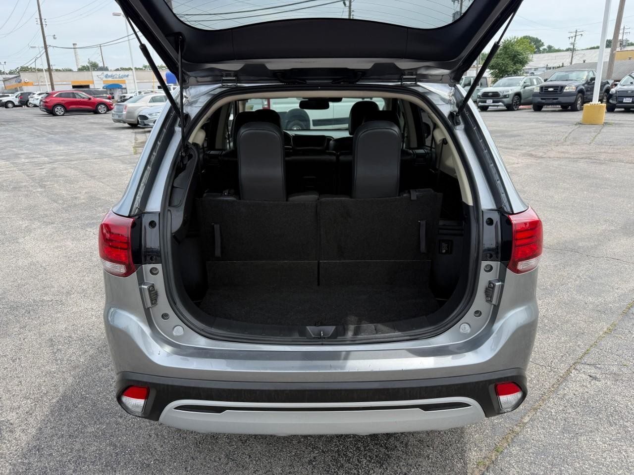 Mitsubishi Outlander Vehicle Full-screen Gallery Image 07