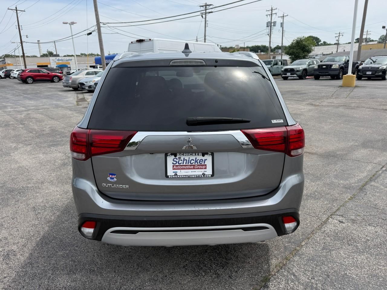 Mitsubishi Outlander Vehicle Full-screen Gallery Image 08