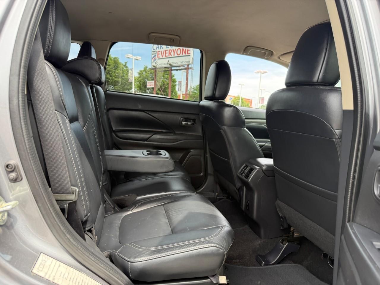 Mitsubishi Outlander Vehicle Full-screen Gallery Image 10