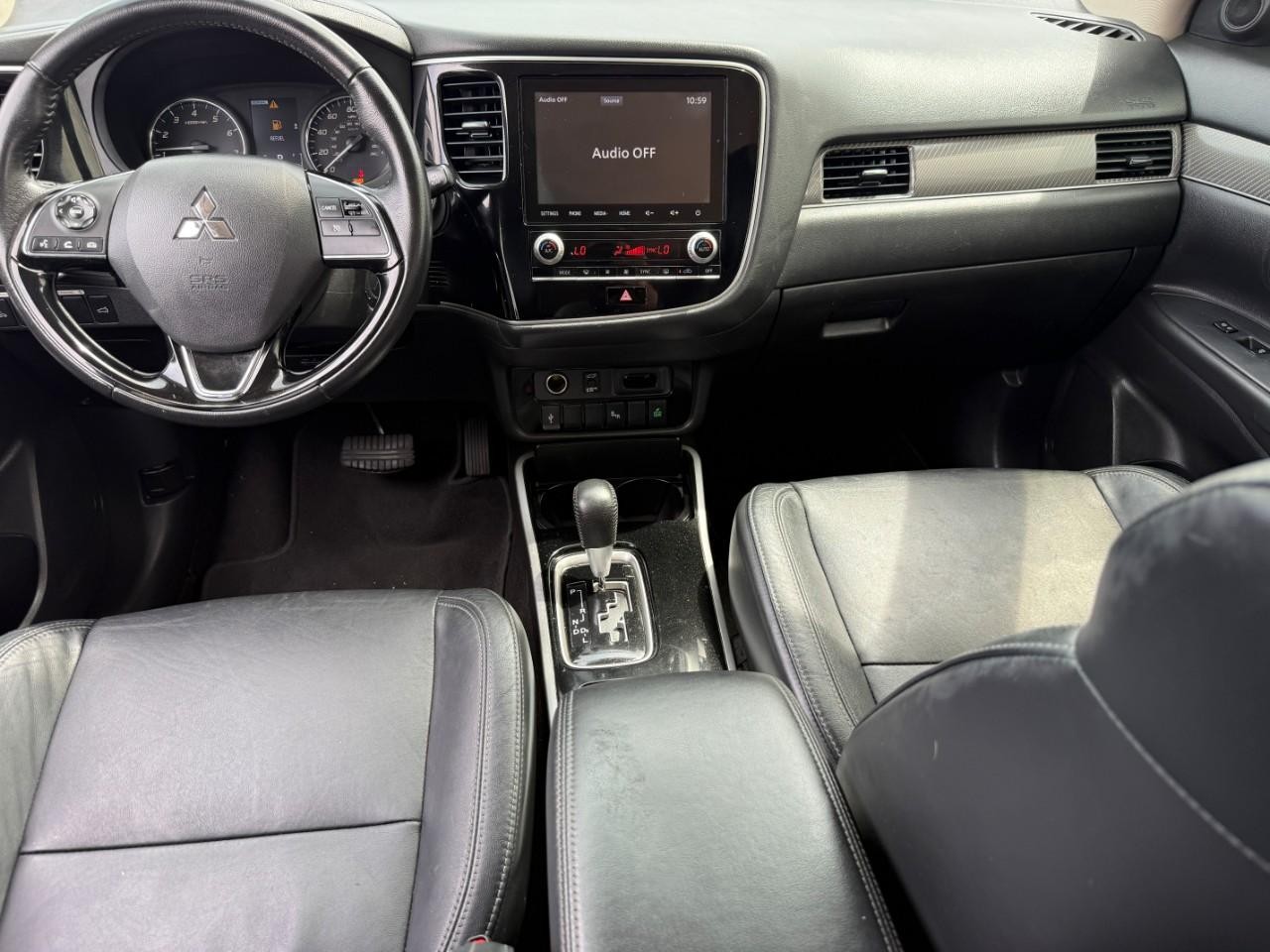 Mitsubishi Outlander Vehicle Full-screen Gallery Image 11