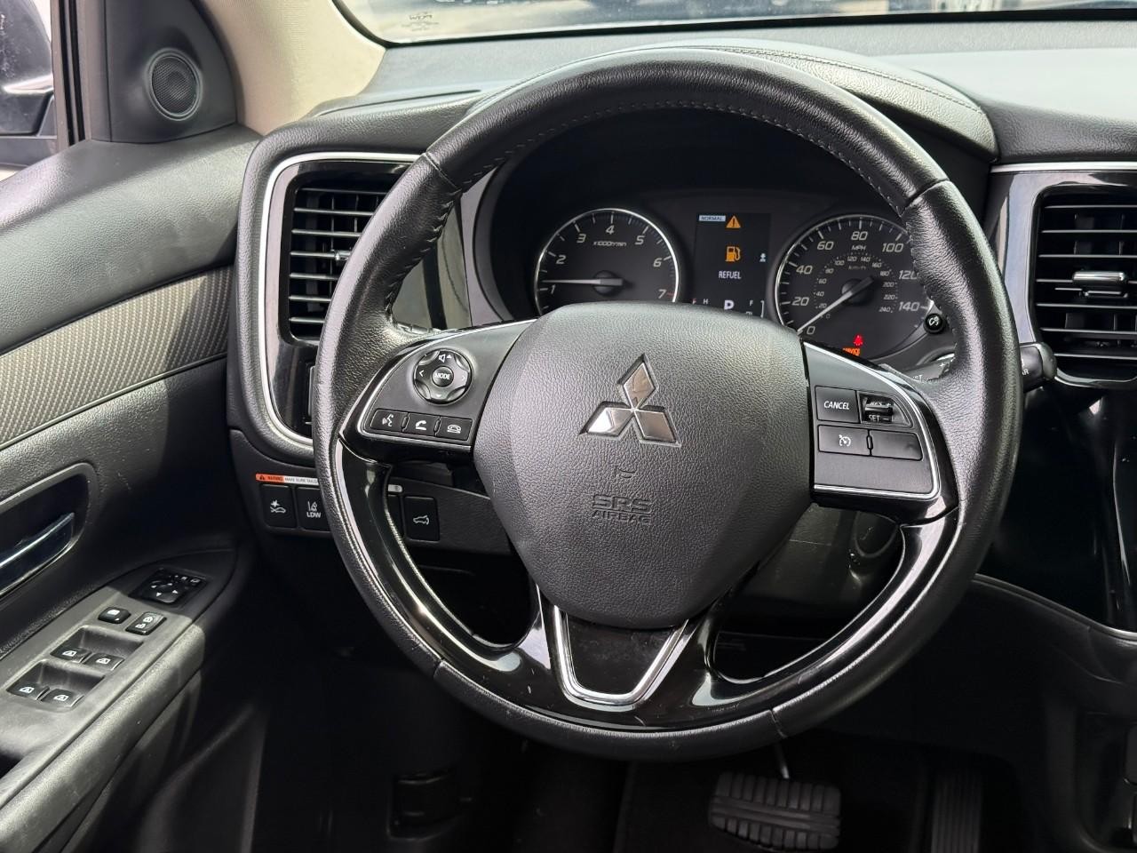 Mitsubishi Outlander Vehicle Full-screen Gallery Image 12