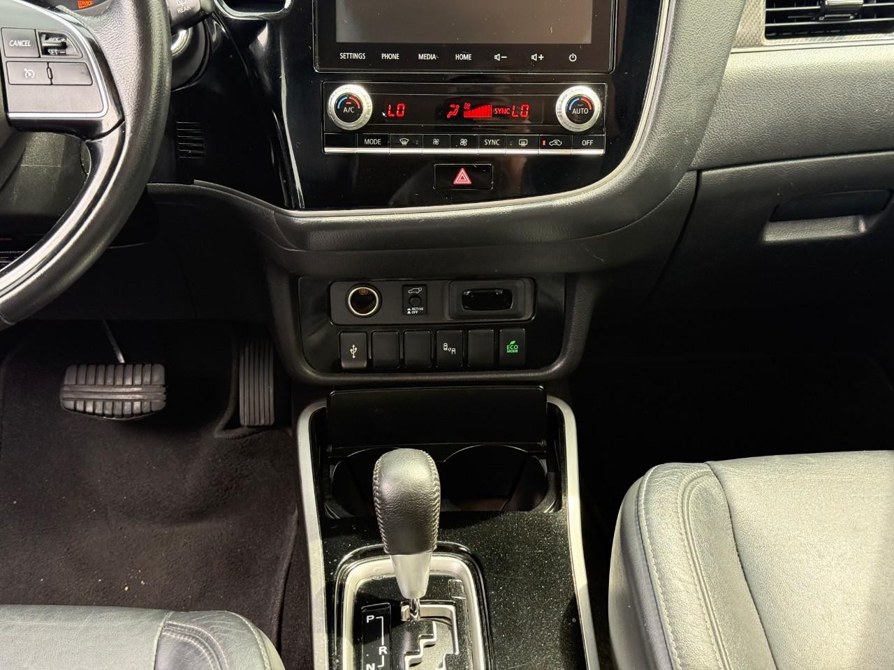 Mitsubishi Outlander Vehicle Full-screen Gallery Image 14