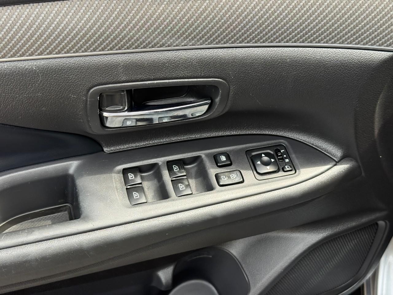 Mitsubishi Outlander Vehicle Full-screen Gallery Image 15
