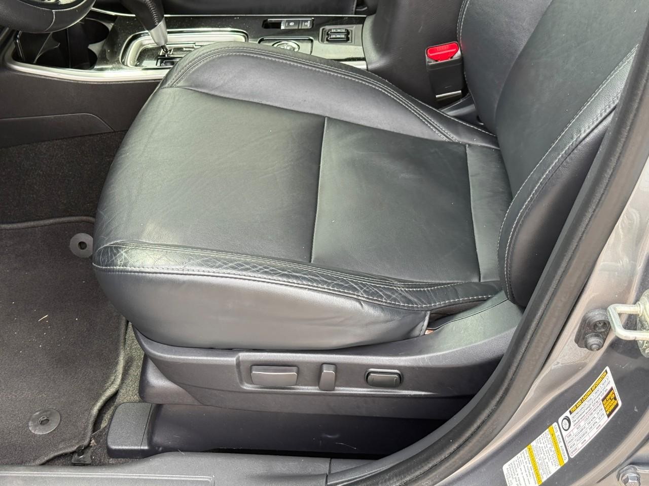 Mitsubishi Outlander Vehicle Full-screen Gallery Image 16