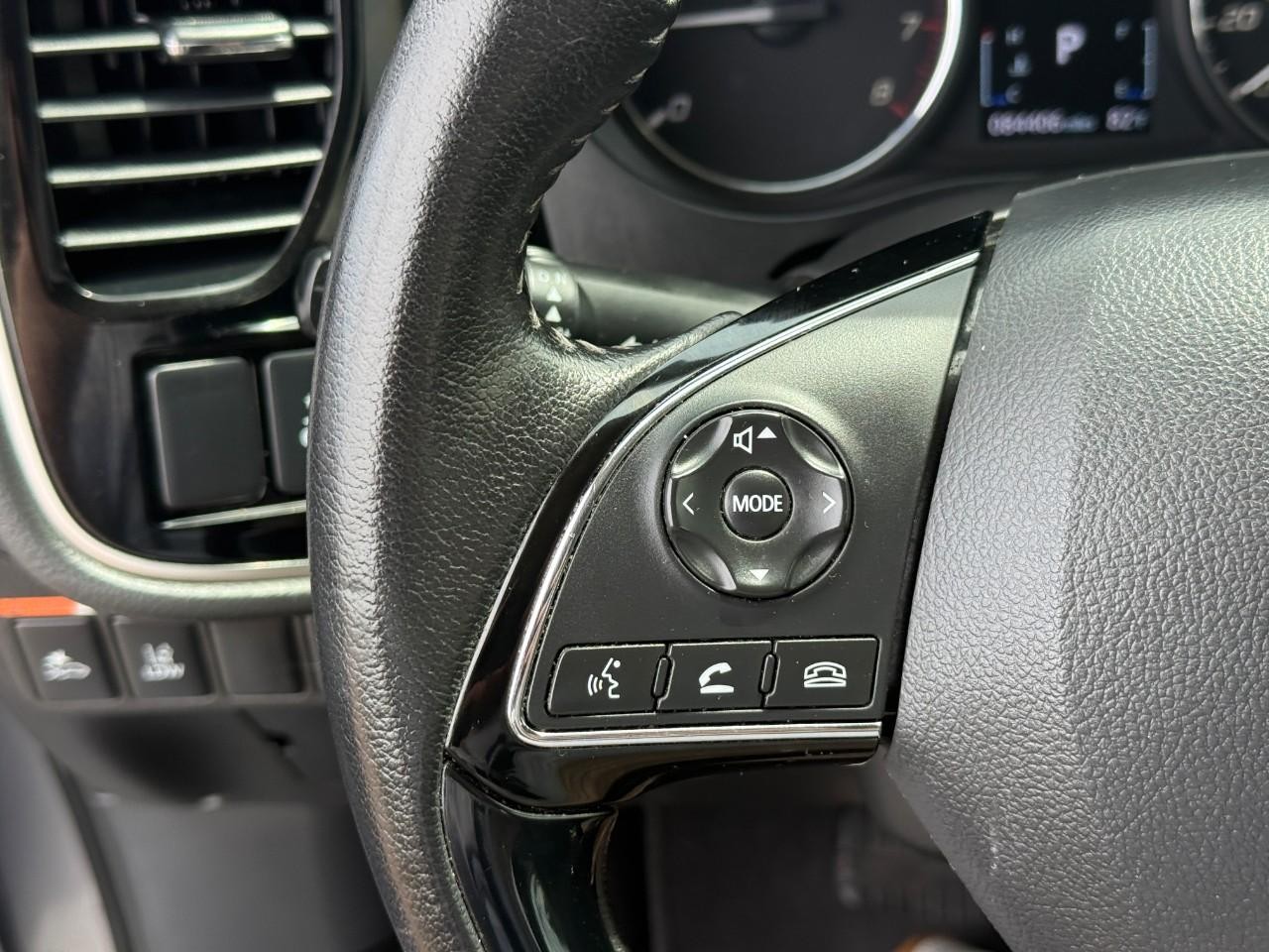 Mitsubishi Outlander Vehicle Full-screen Gallery Image 18