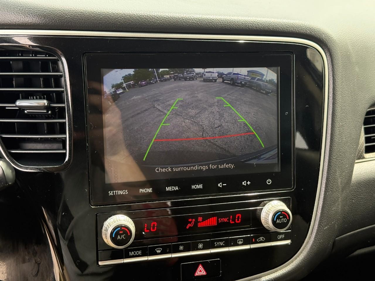 Mitsubishi Outlander Vehicle Full-screen Gallery Image 22