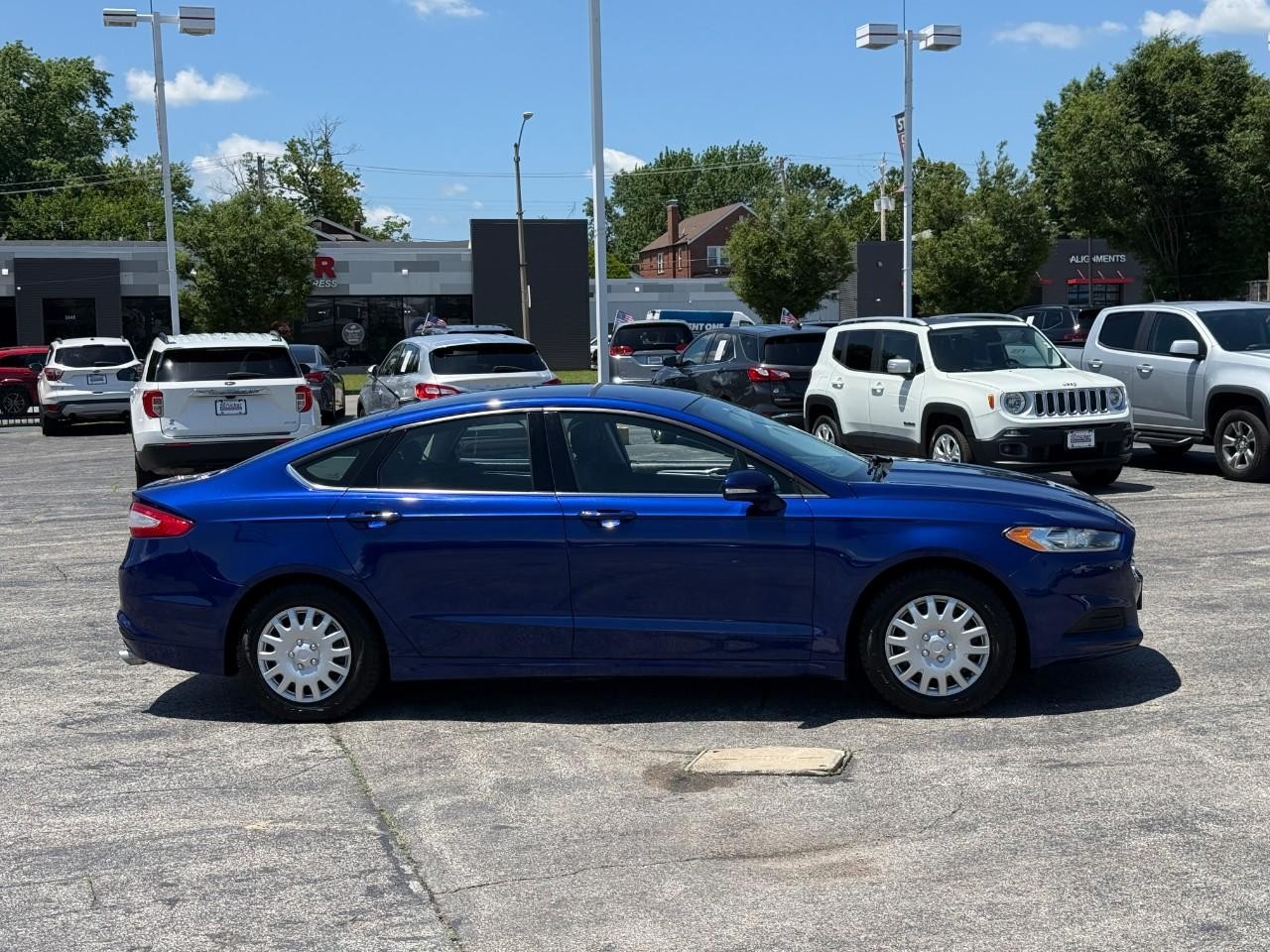 Ford Fusion Vehicle Full-screen Gallery Image 05