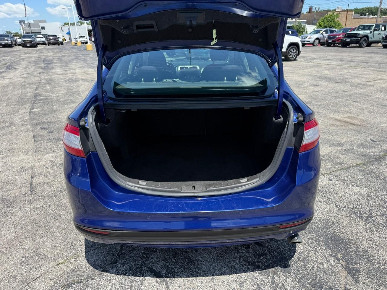 Ford Fusion Vehicle Full-screen Gallery Image 07