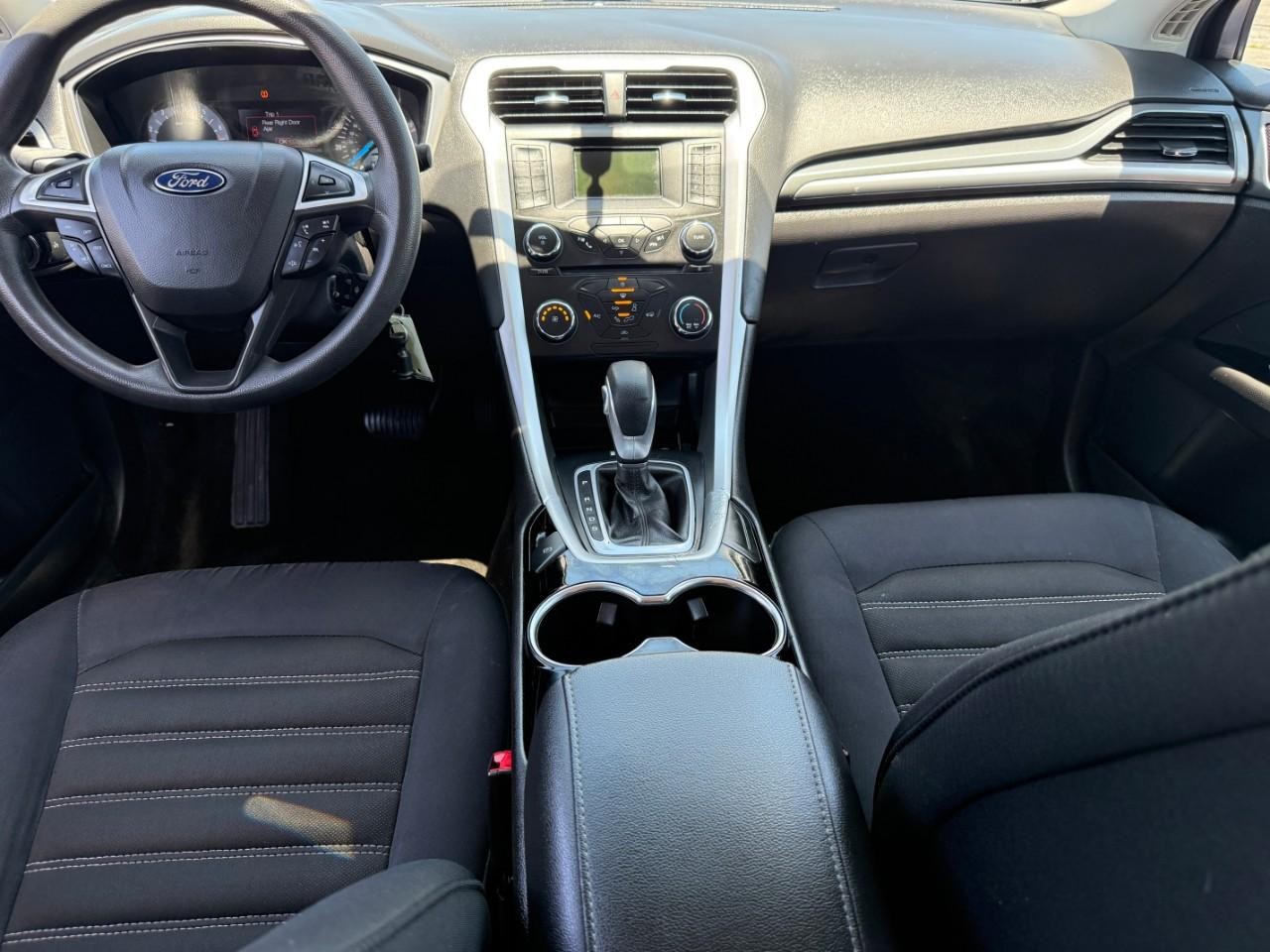 Ford Fusion Vehicle Full-screen Gallery Image 10
