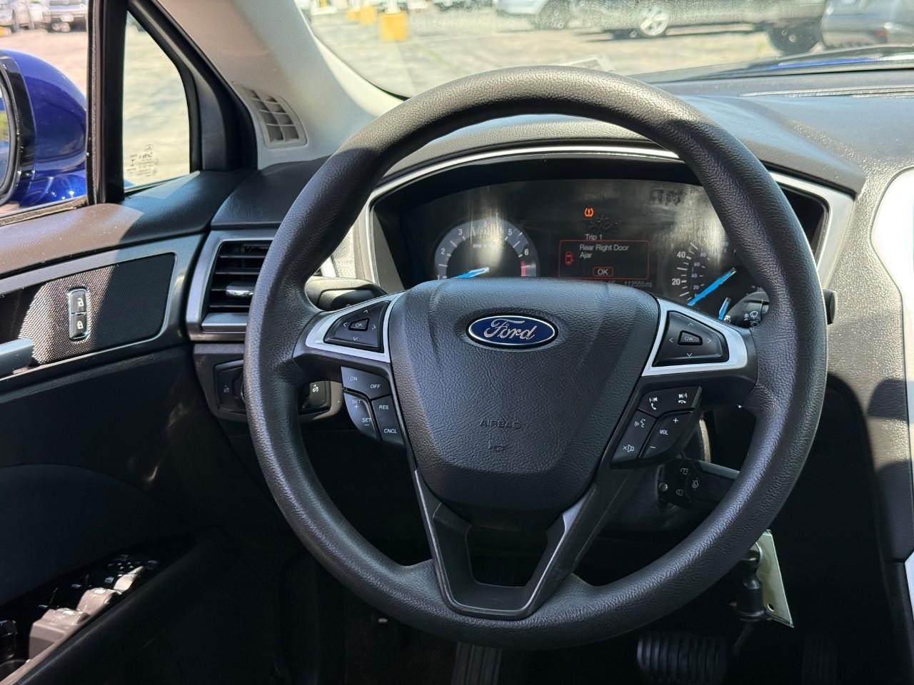 Ford Fusion Vehicle Full-screen Gallery Image 11