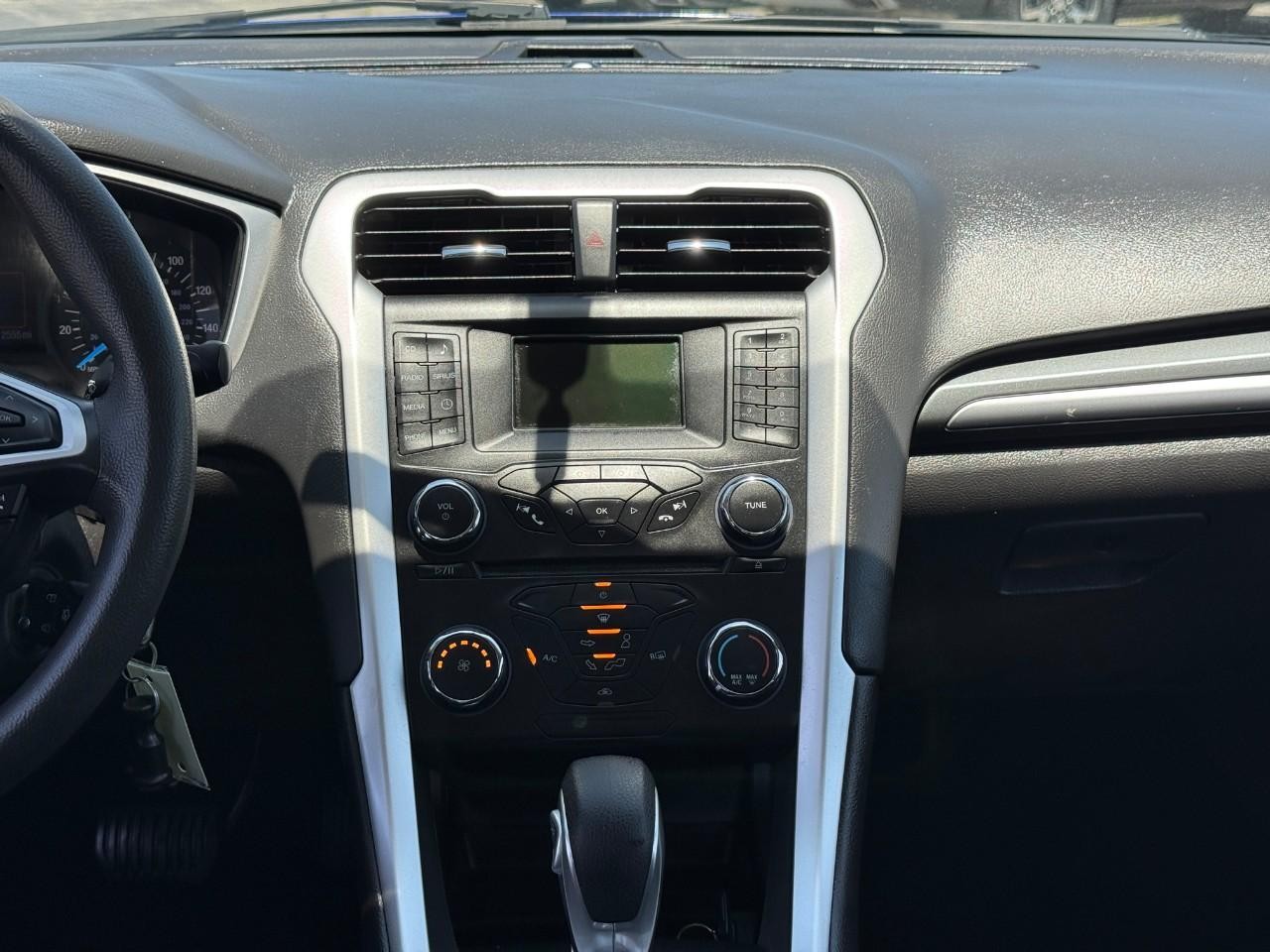 Ford Fusion Vehicle Full-screen Gallery Image 12
