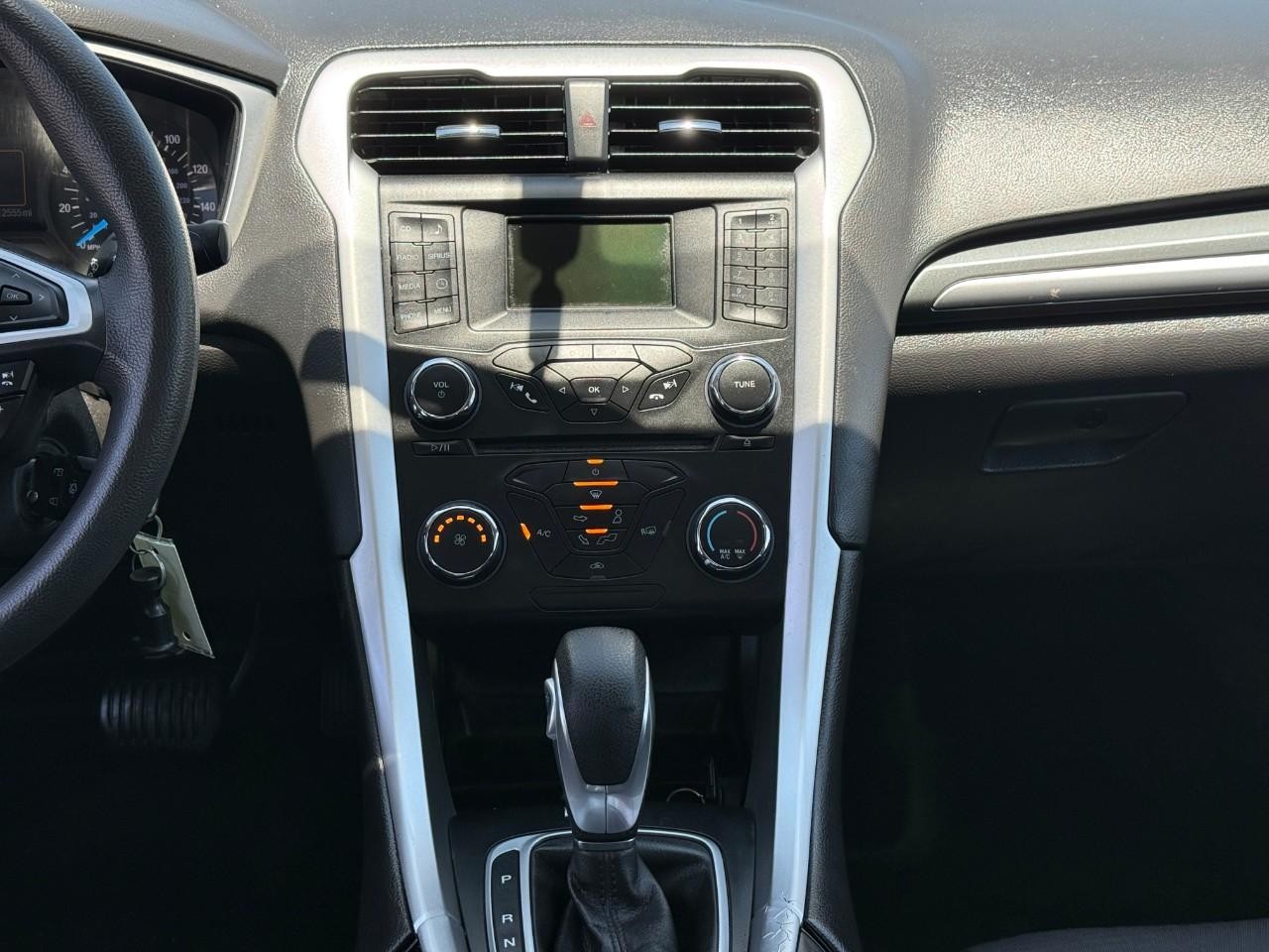 Ford Fusion Vehicle Full-screen Gallery Image 13