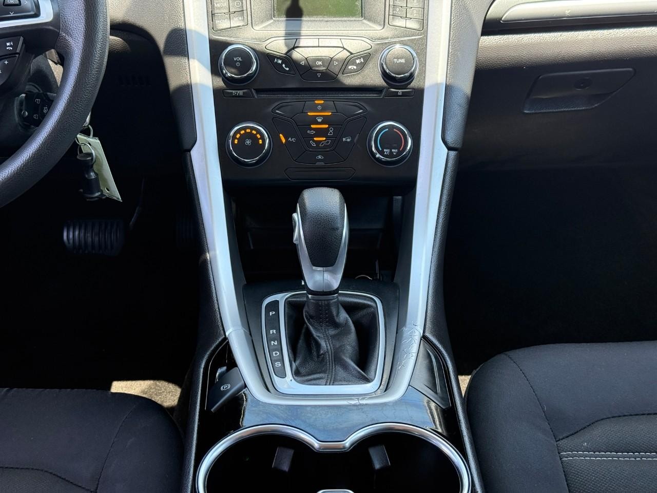 Ford Fusion Vehicle Full-screen Gallery Image 14