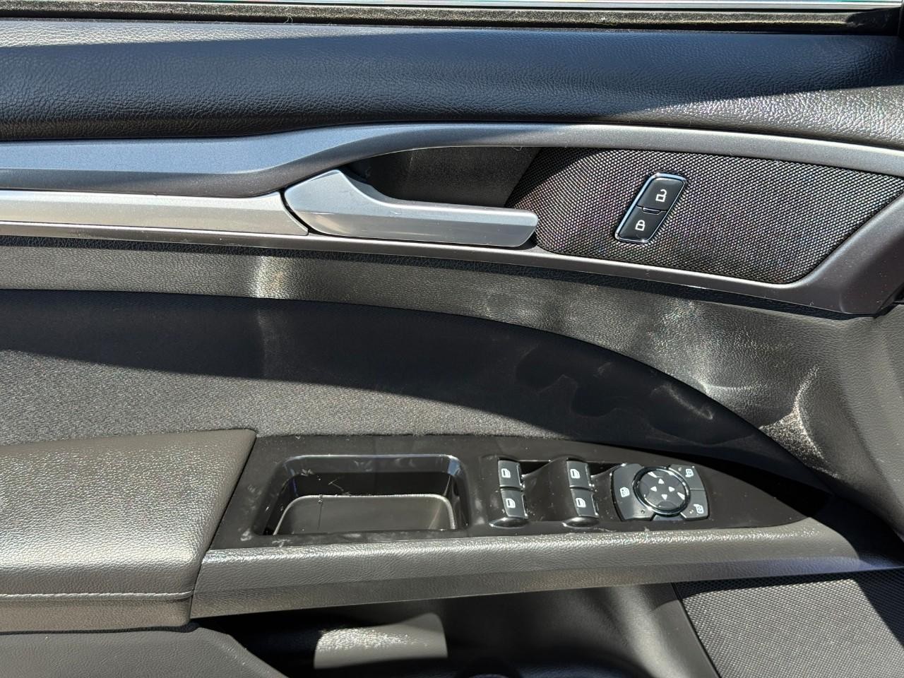 Ford Fusion Vehicle Full-screen Gallery Image 15