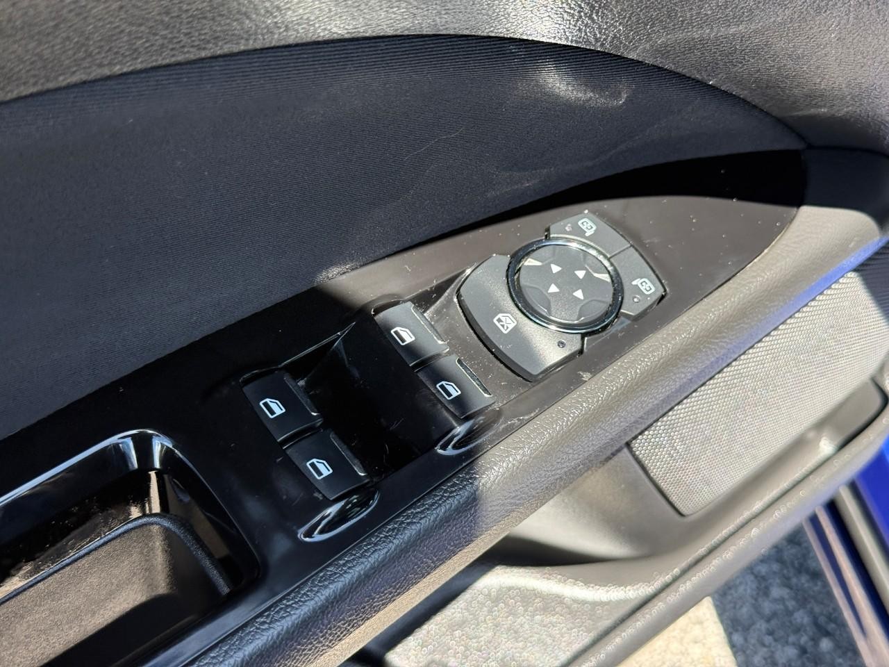 Ford Fusion Vehicle Full-screen Gallery Image 16