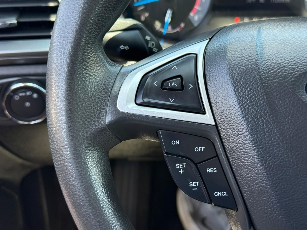 Ford Fusion Vehicle Full-screen Gallery Image 19