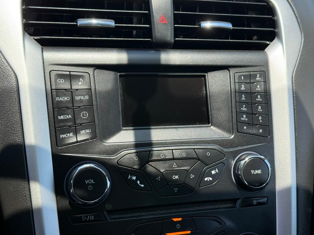 Ford Fusion Vehicle Full-screen Gallery Image 22