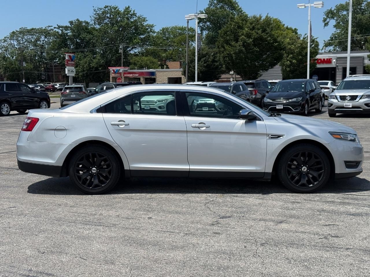 Ford Taurus Vehicle Full-screen Gallery Image 02