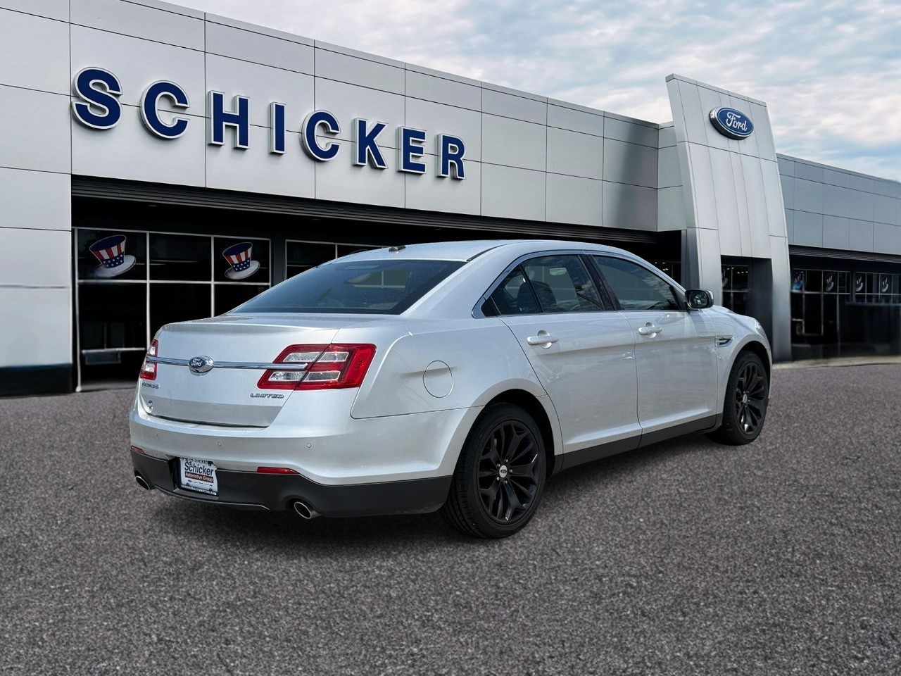 Ford Taurus Vehicle Full-screen Gallery Image 03