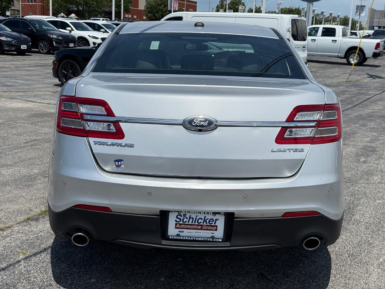 Ford Taurus Vehicle Full-screen Gallery Image 05