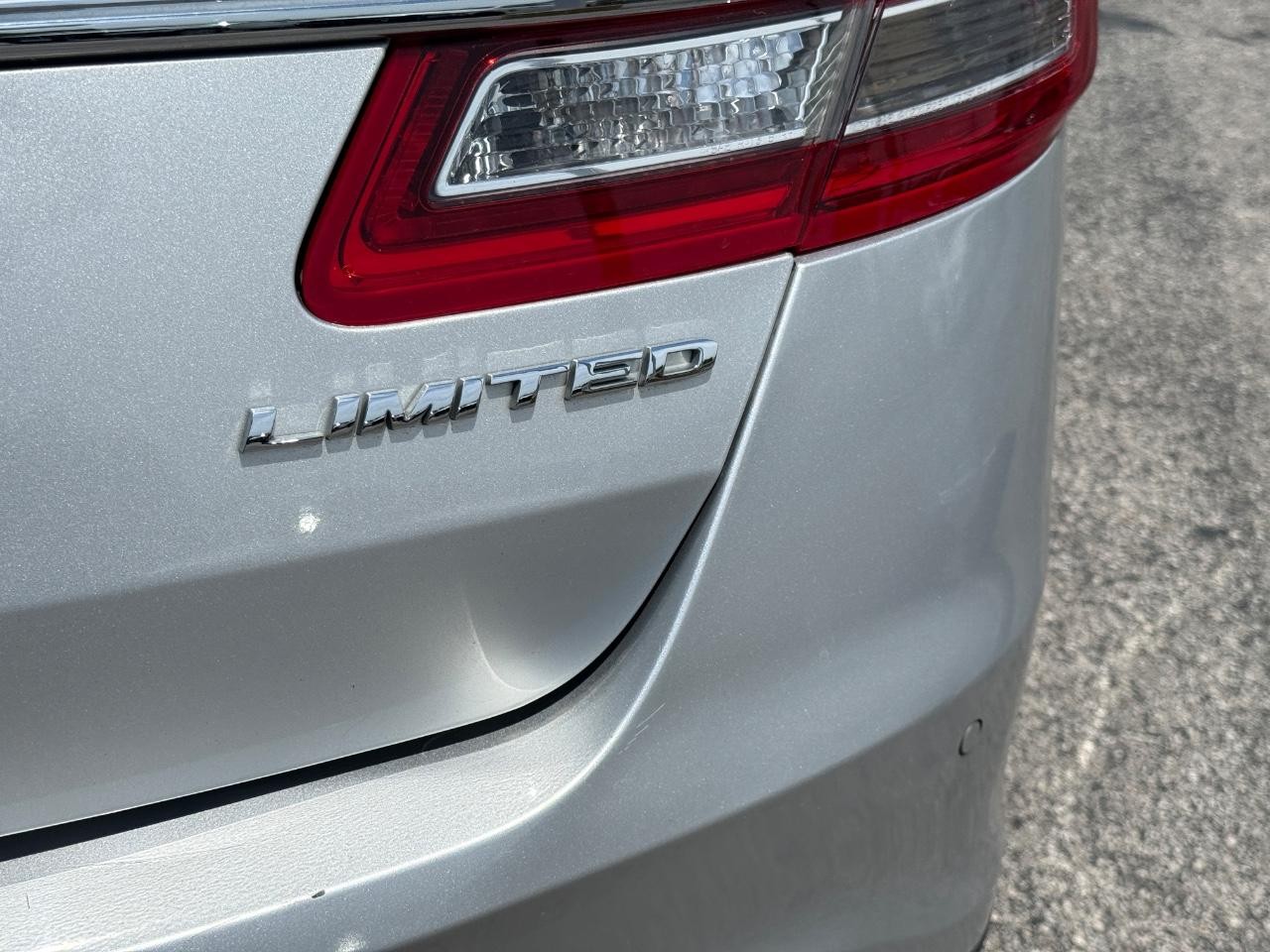 Ford Taurus Vehicle Full-screen Gallery Image 06