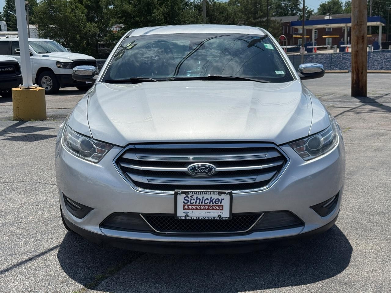 Ford Taurus Vehicle Full-screen Gallery Image 10