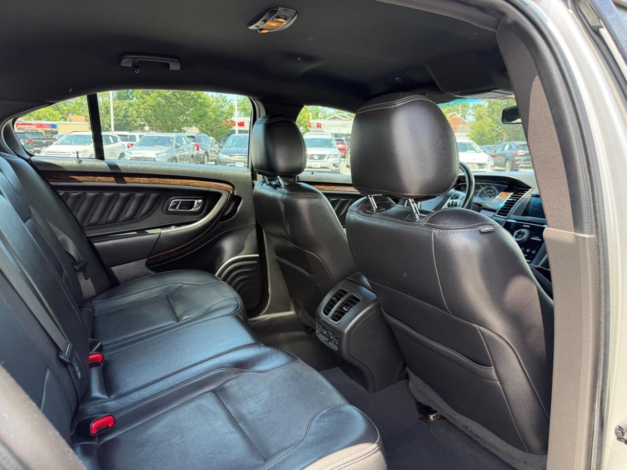 Ford Taurus Vehicle Full-screen Gallery Image 11