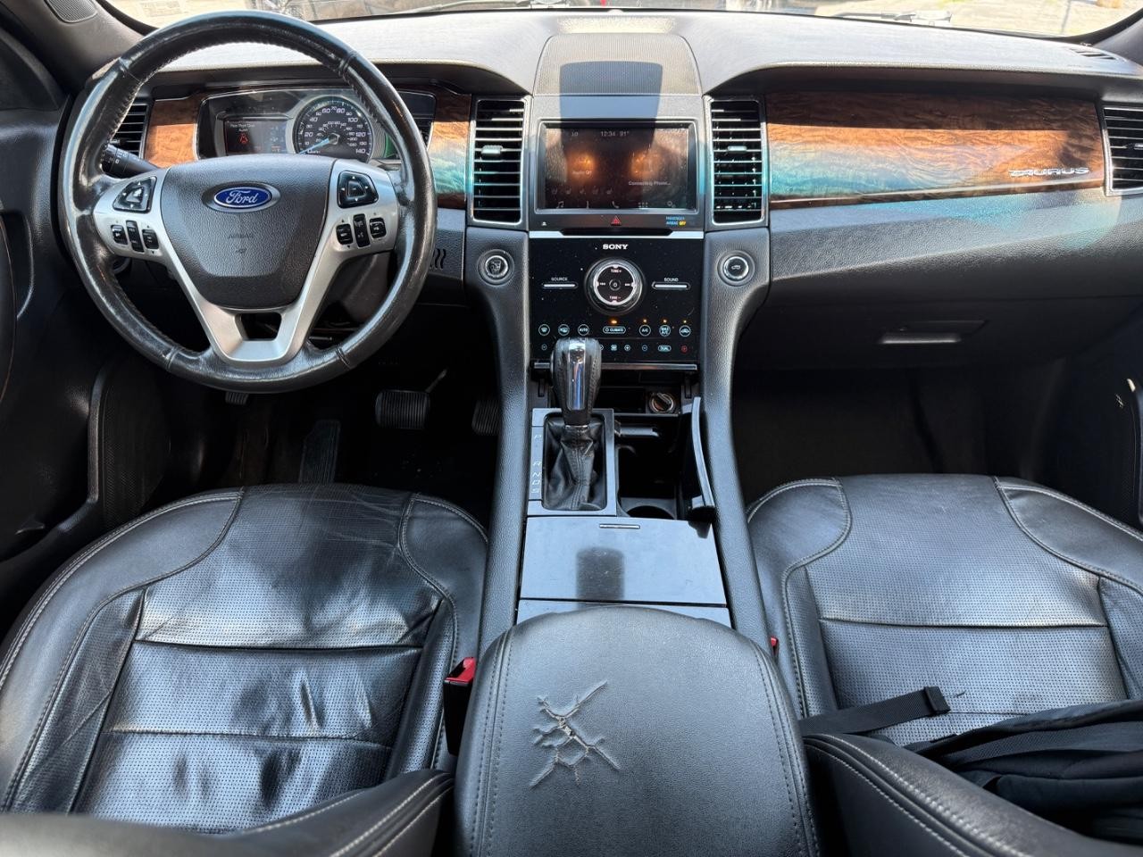 Ford Taurus Vehicle Full-screen Gallery Image 12