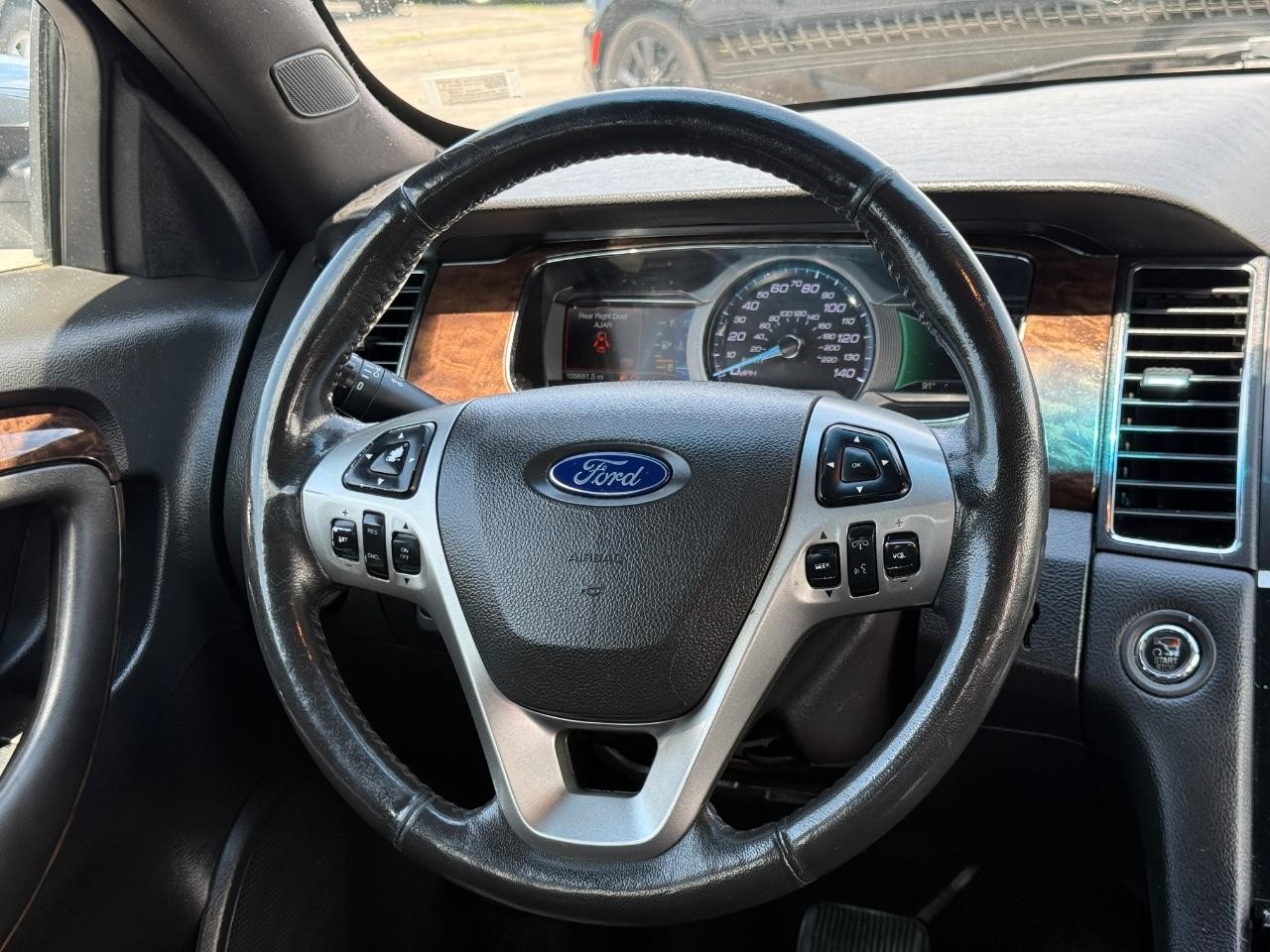 Ford Taurus Vehicle Full-screen Gallery Image 13