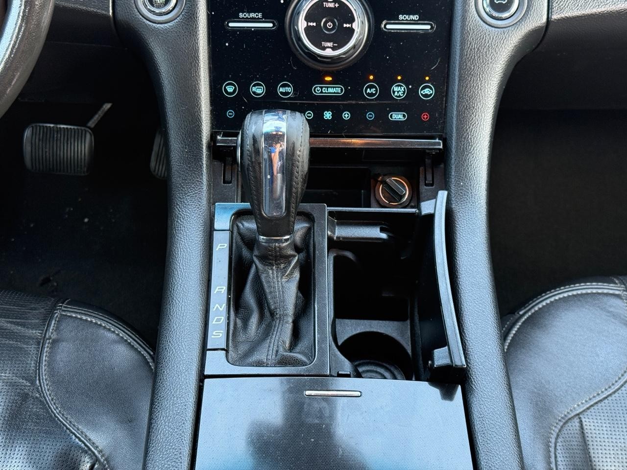Ford Taurus Vehicle Full-screen Gallery Image 15