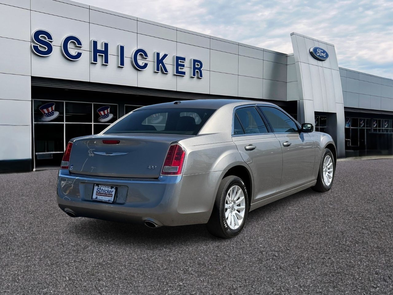 Chrysler 300 Vehicle Full-screen Gallery Image 02