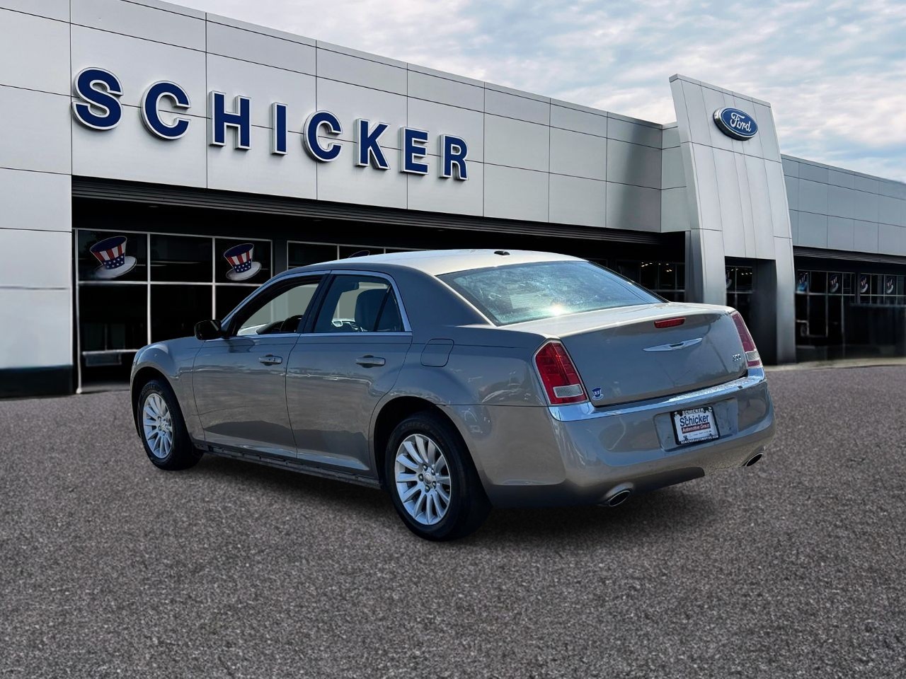 Chrysler 300 Vehicle Full-screen Gallery Image 03