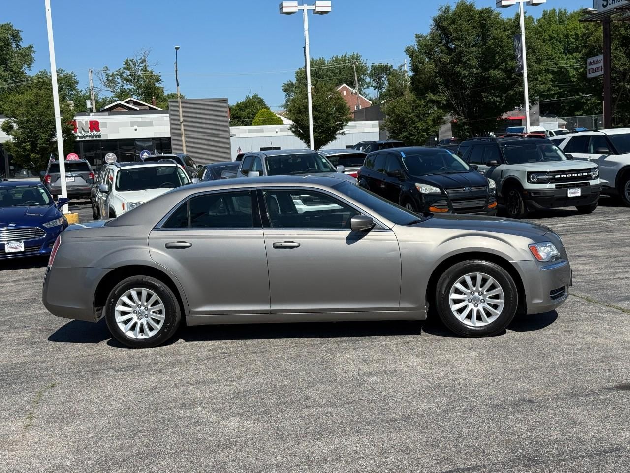 Chrysler 300 Vehicle Full-screen Gallery Image 05