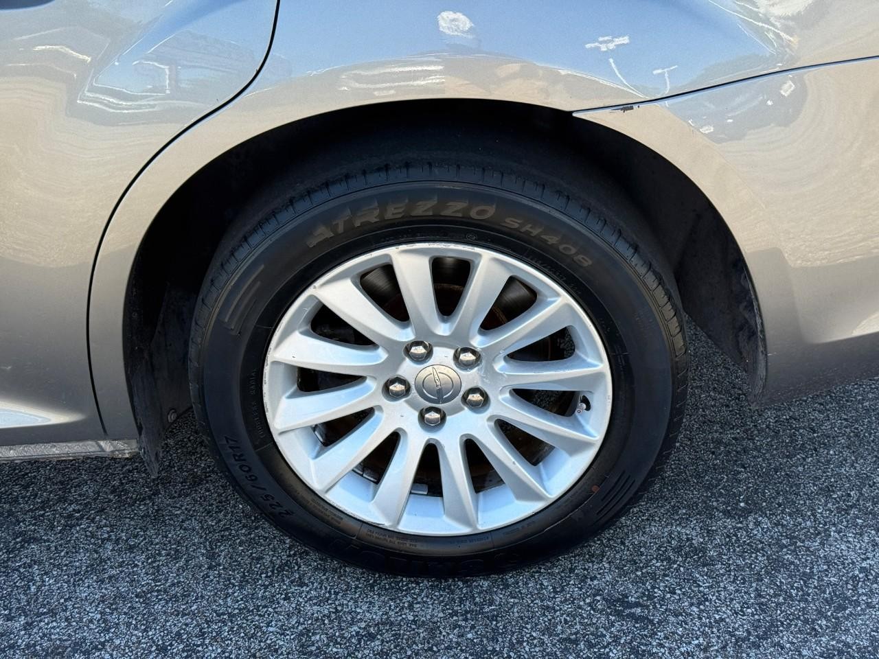Chrysler 300 Vehicle Full-screen Gallery Image 06