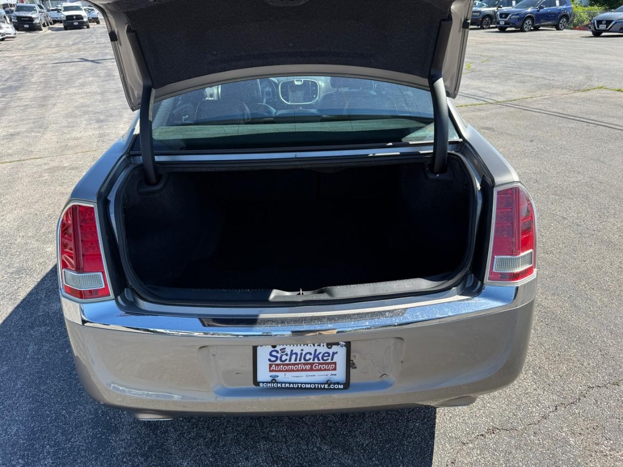 Chrysler 300 Vehicle Full-screen Gallery Image 08