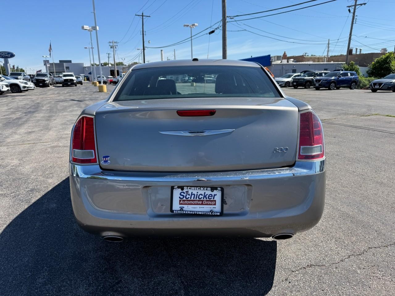 Chrysler 300 Vehicle Full-screen Gallery Image 09