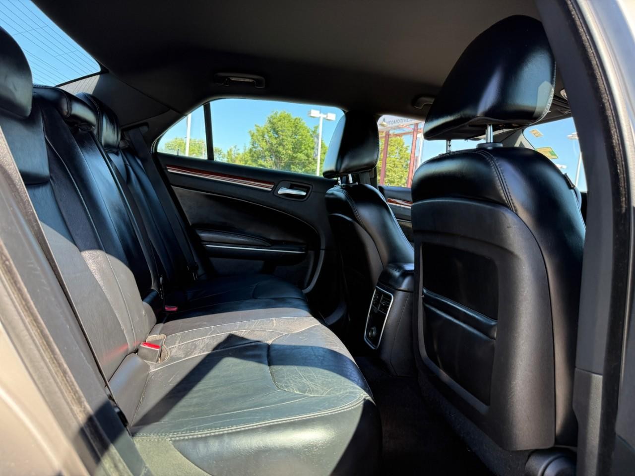 Chrysler 300 Vehicle Full-screen Gallery Image 10