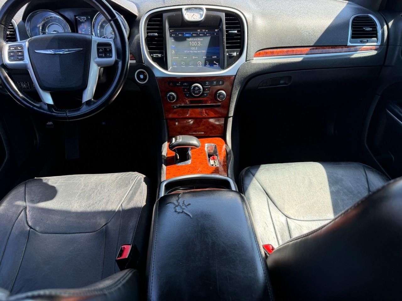 Chrysler 300 Vehicle Full-screen Gallery Image 11