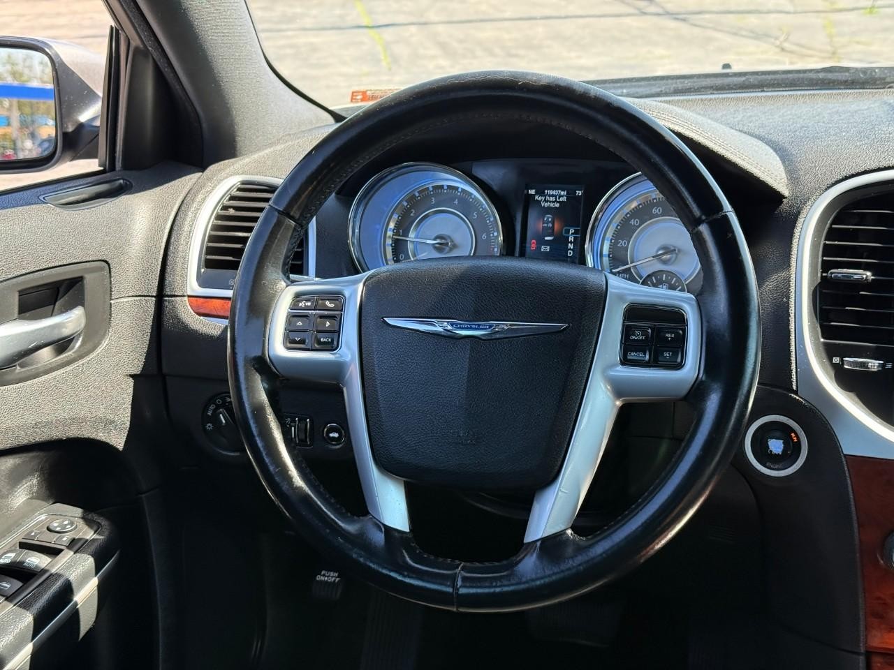 Chrysler 300 Vehicle Full-screen Gallery Image 12