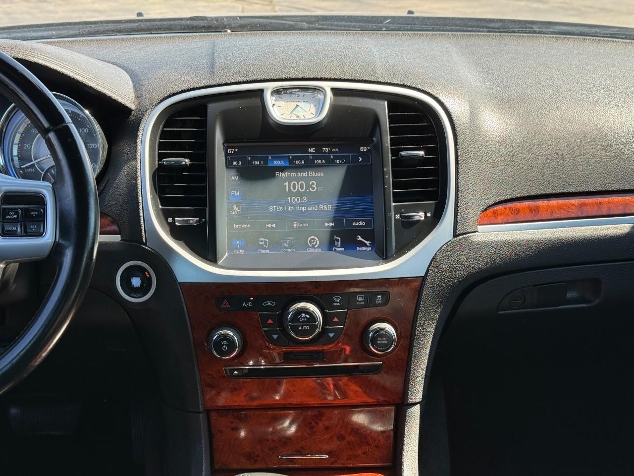 Chrysler 300 Vehicle Full-screen Gallery Image 13