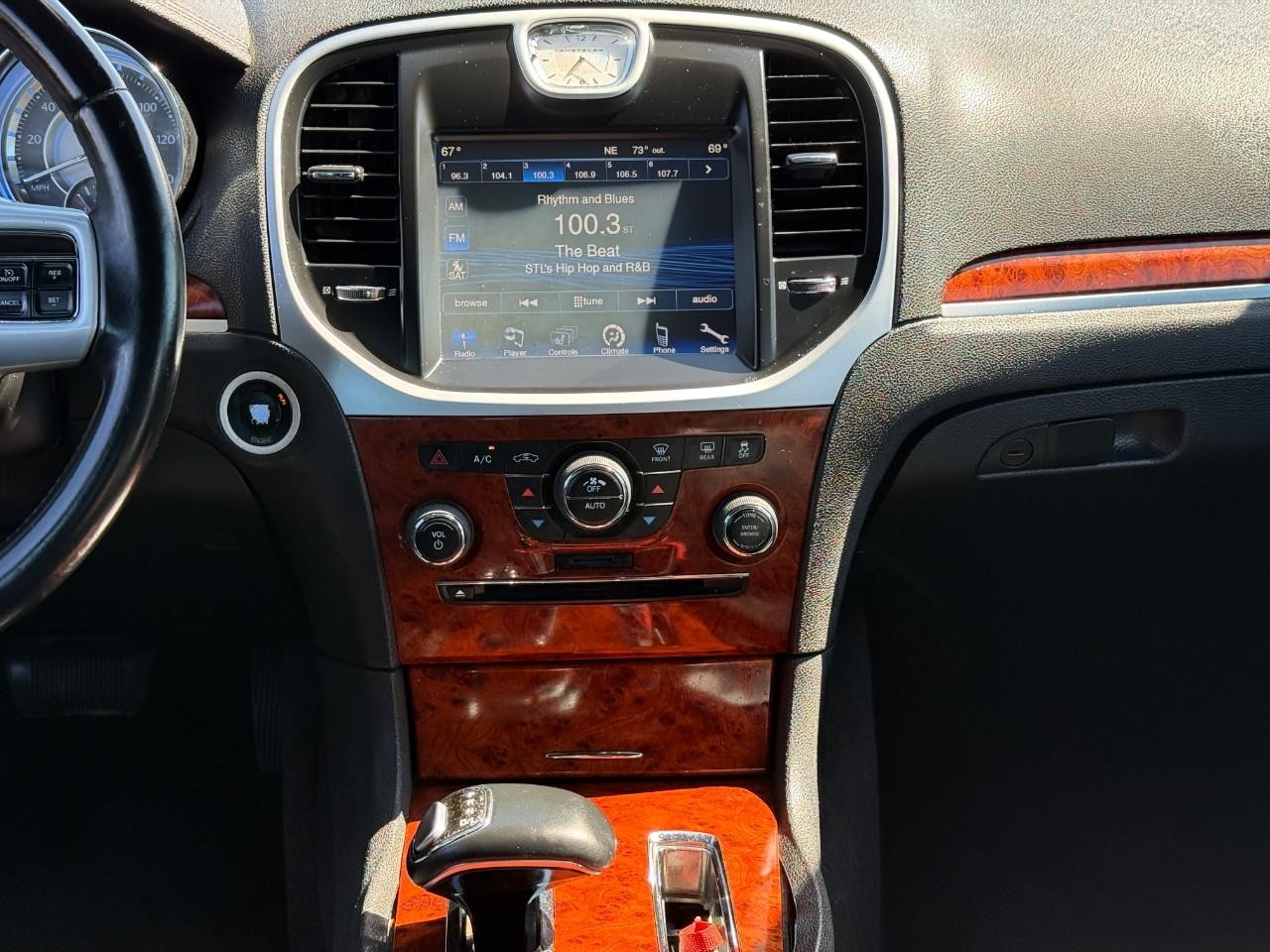 Chrysler 300 Vehicle Full-screen Gallery Image 14