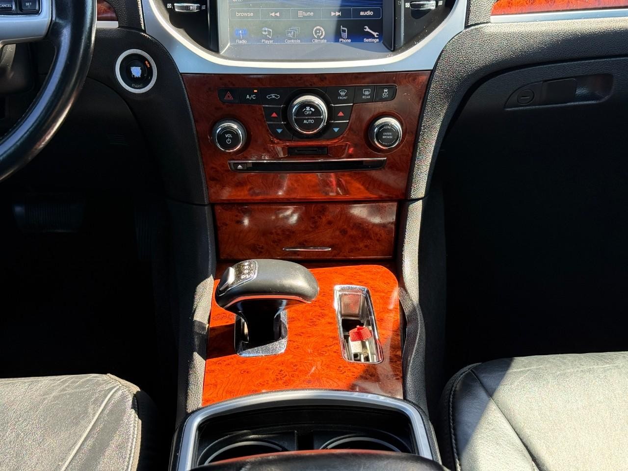 Chrysler 300 Vehicle Full-screen Gallery Image 15