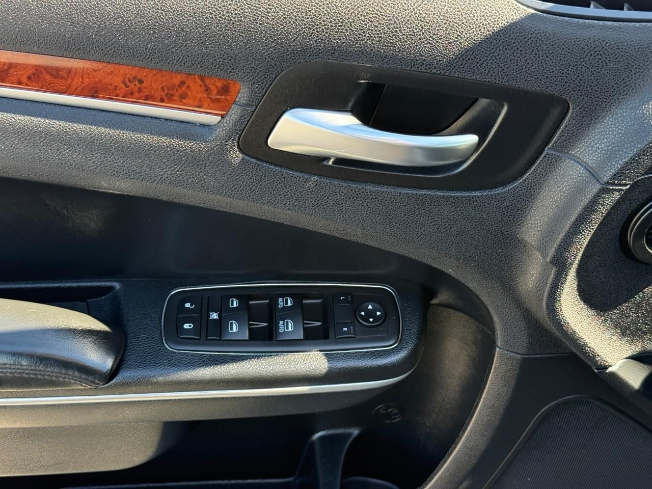 Chrysler 300 Vehicle Full-screen Gallery Image 16