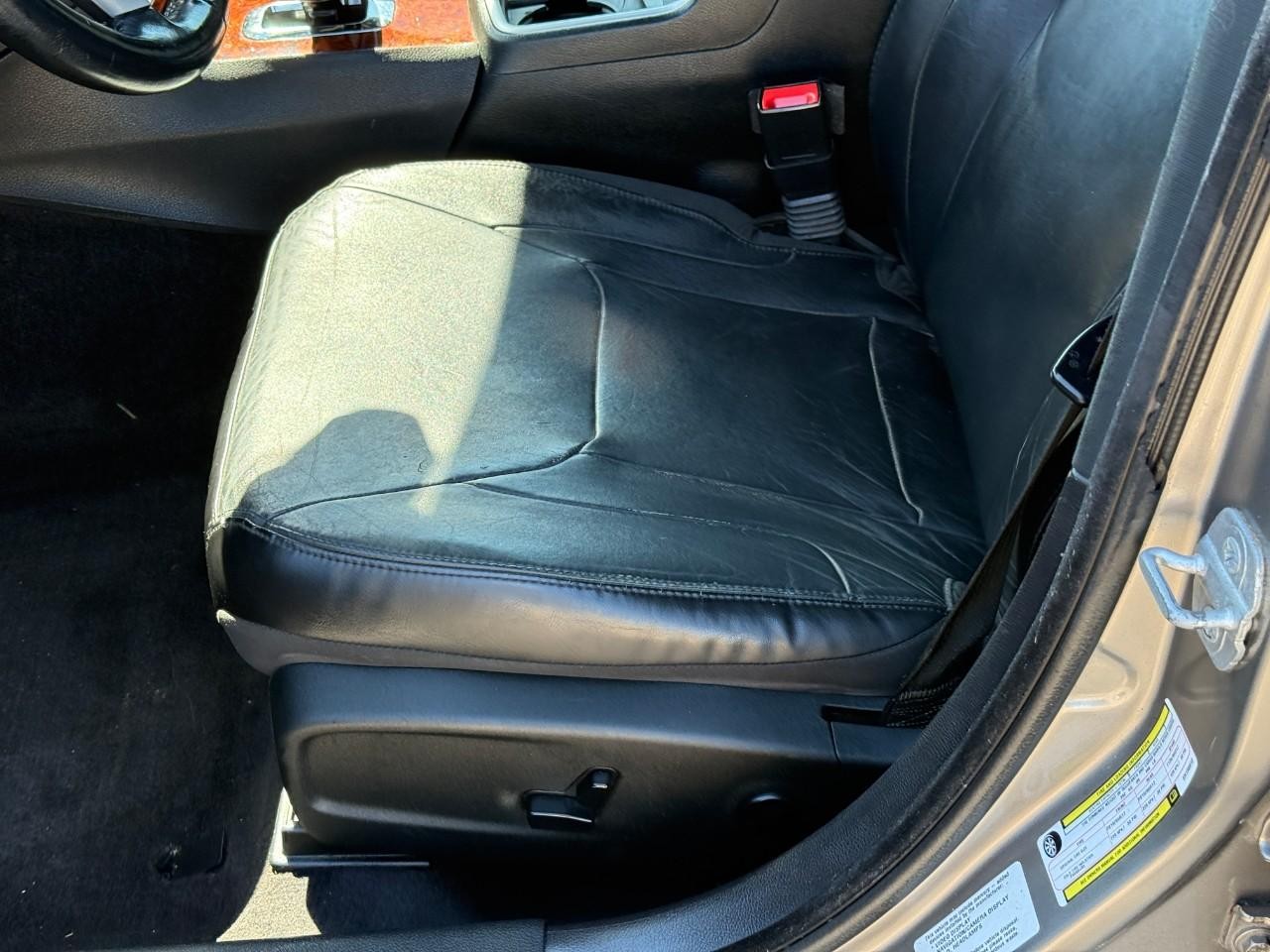 Chrysler 300 Vehicle Full-screen Gallery Image 17