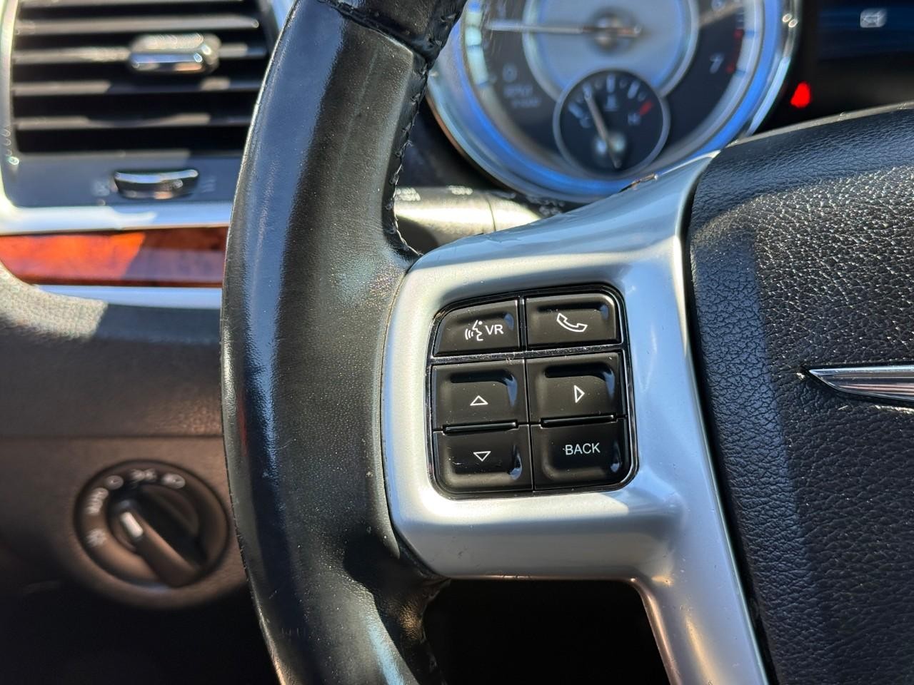 Chrysler 300 Vehicle Full-screen Gallery Image 18