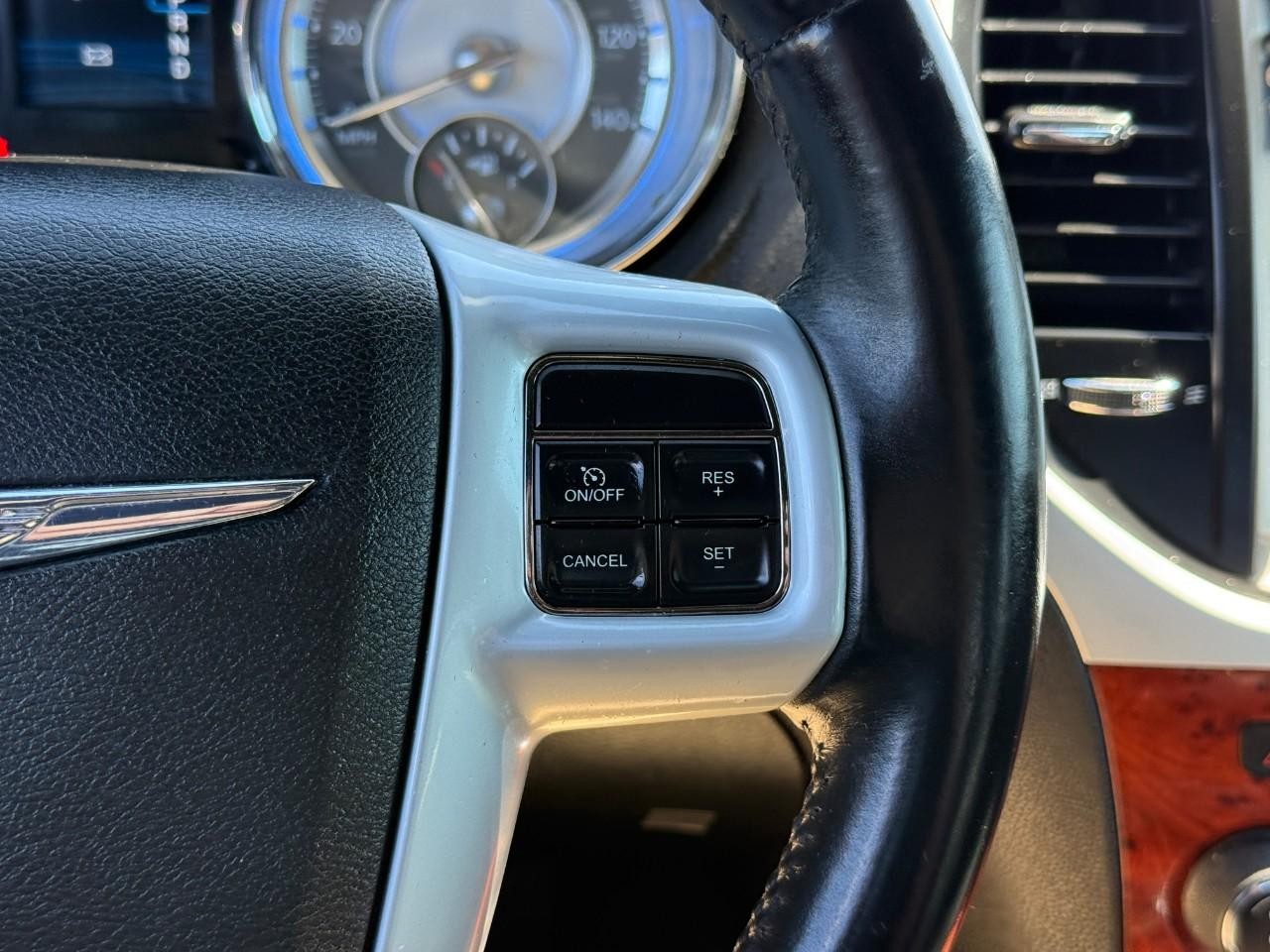 Chrysler 300 Vehicle Full-screen Gallery Image 19