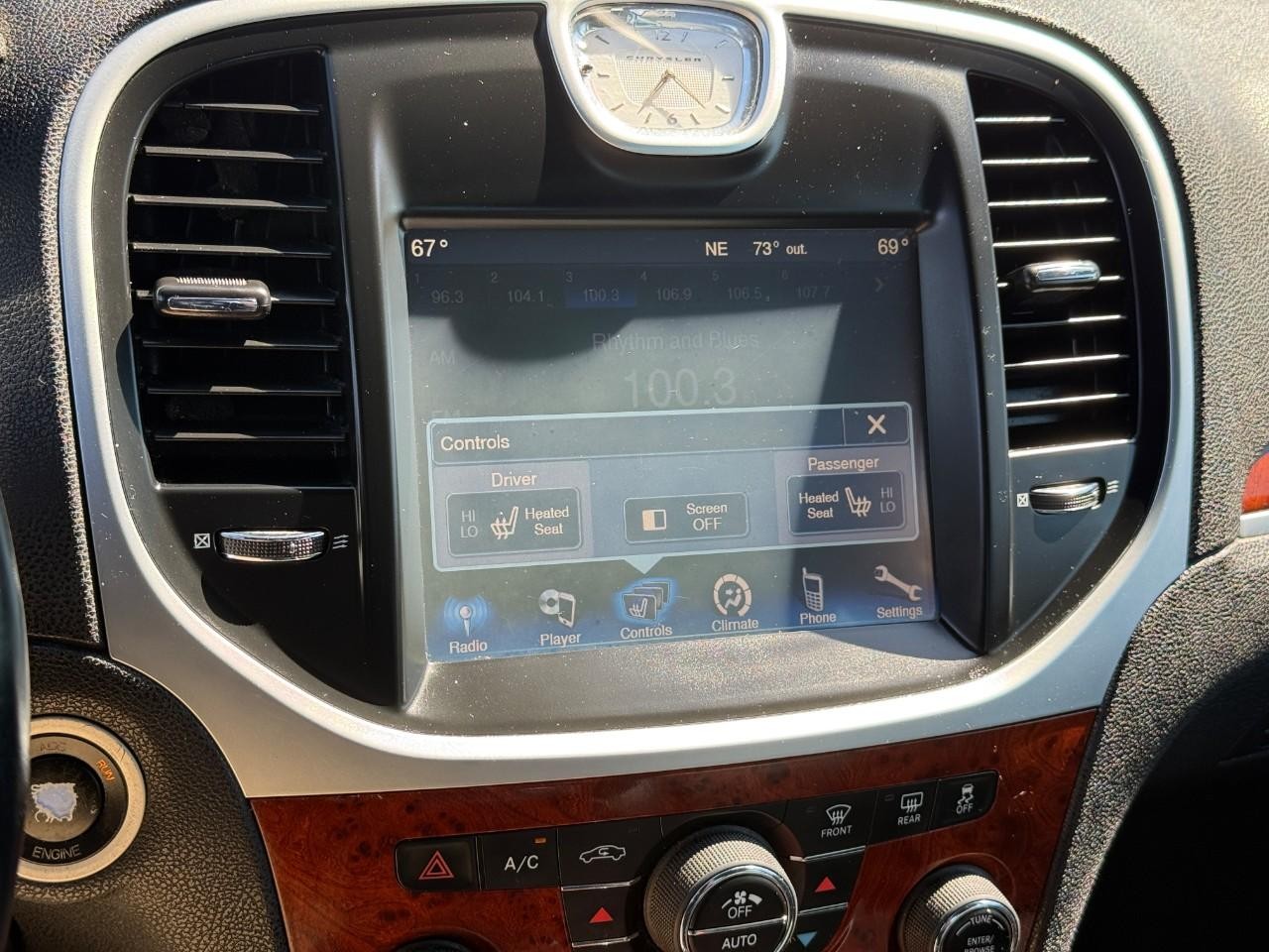 Chrysler 300 Vehicle Full-screen Gallery Image 21