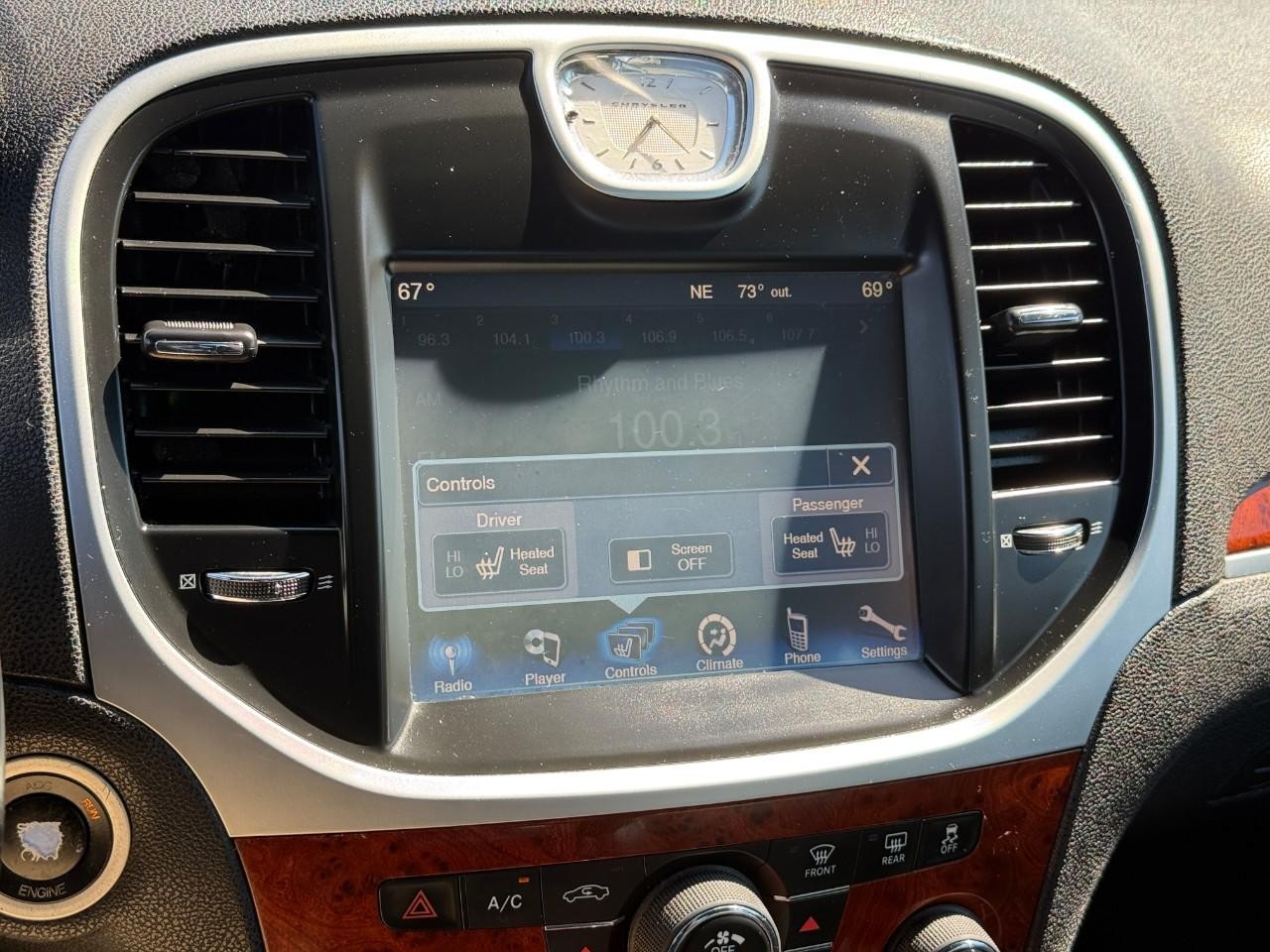 Chrysler 300 Vehicle Full-screen Gallery Image 22