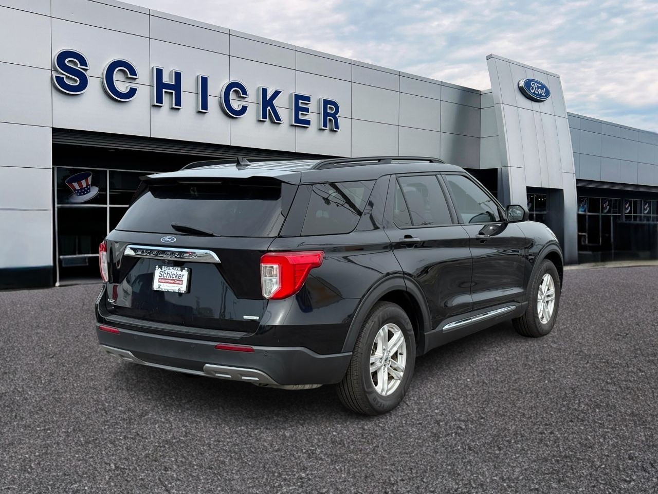 Ford Explorer Vehicle Full-screen Gallery Image 02