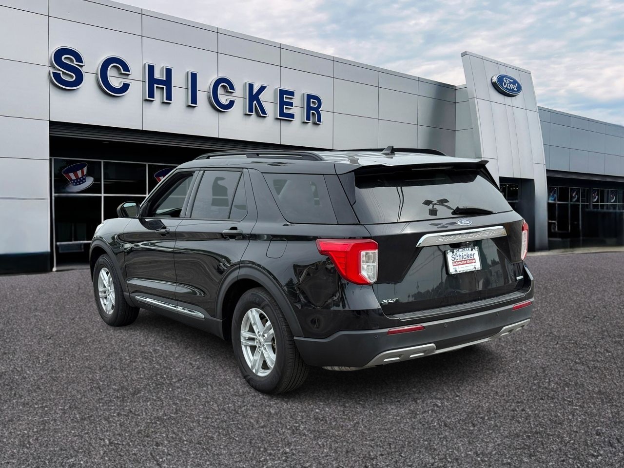 Ford Explorer Vehicle Full-screen Gallery Image 03